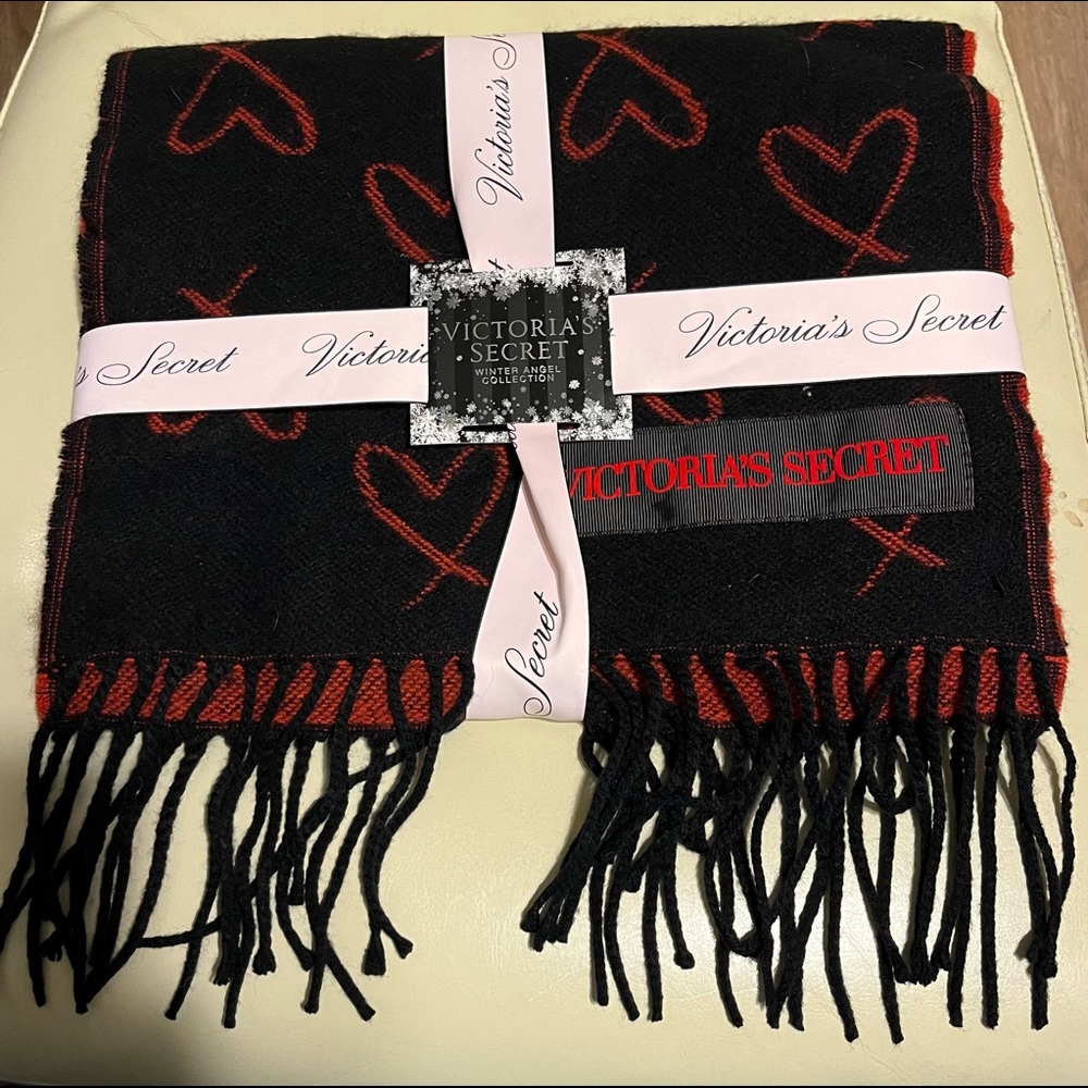 VICTORIA SECRET new scarf. Never worn.       208 cm by 30 cm.. very toasty.